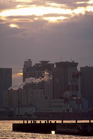 活躍する女性が福岡のマンスリーマンションを利用する